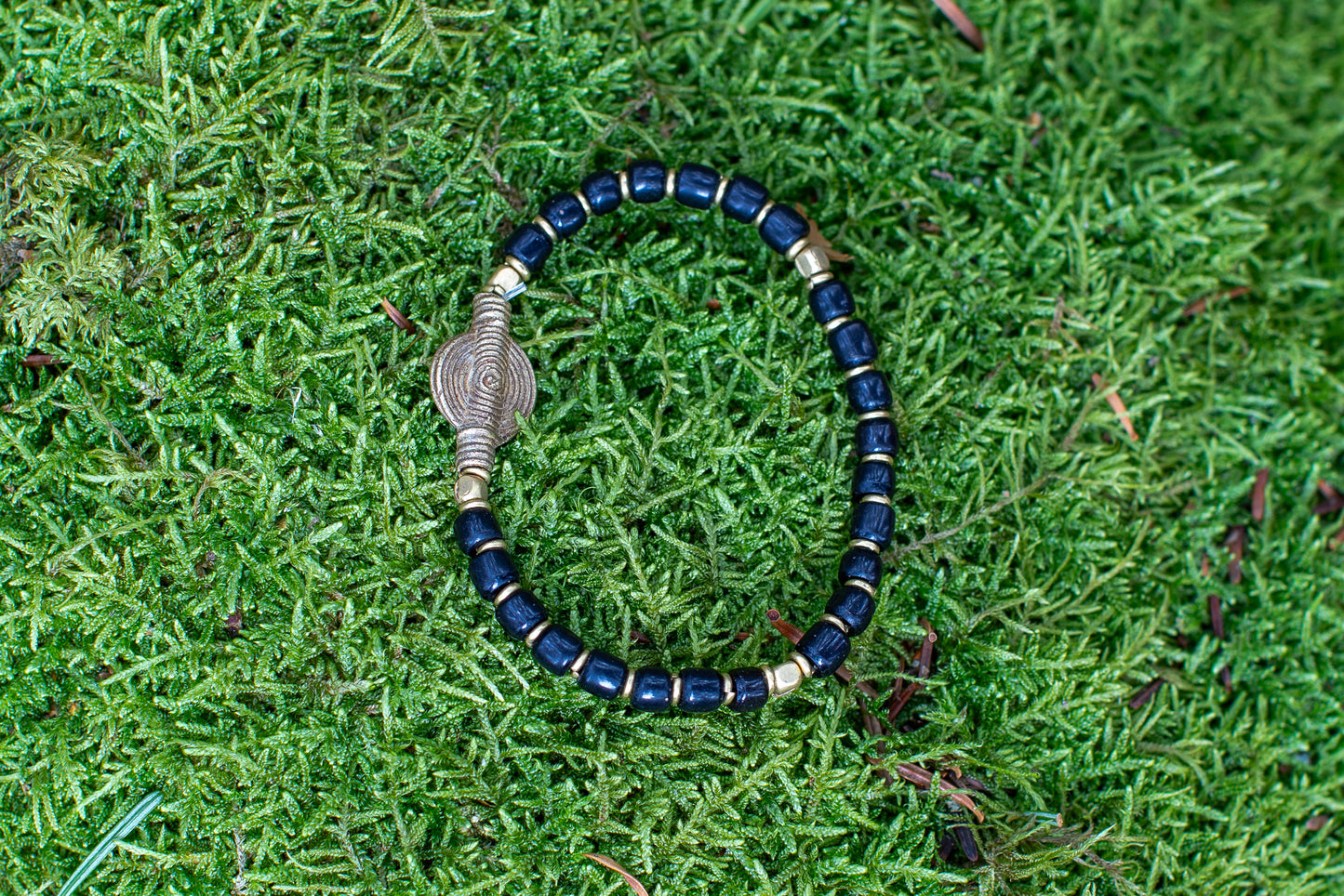 Armband Turkana mässing vintage glaspärlor svart