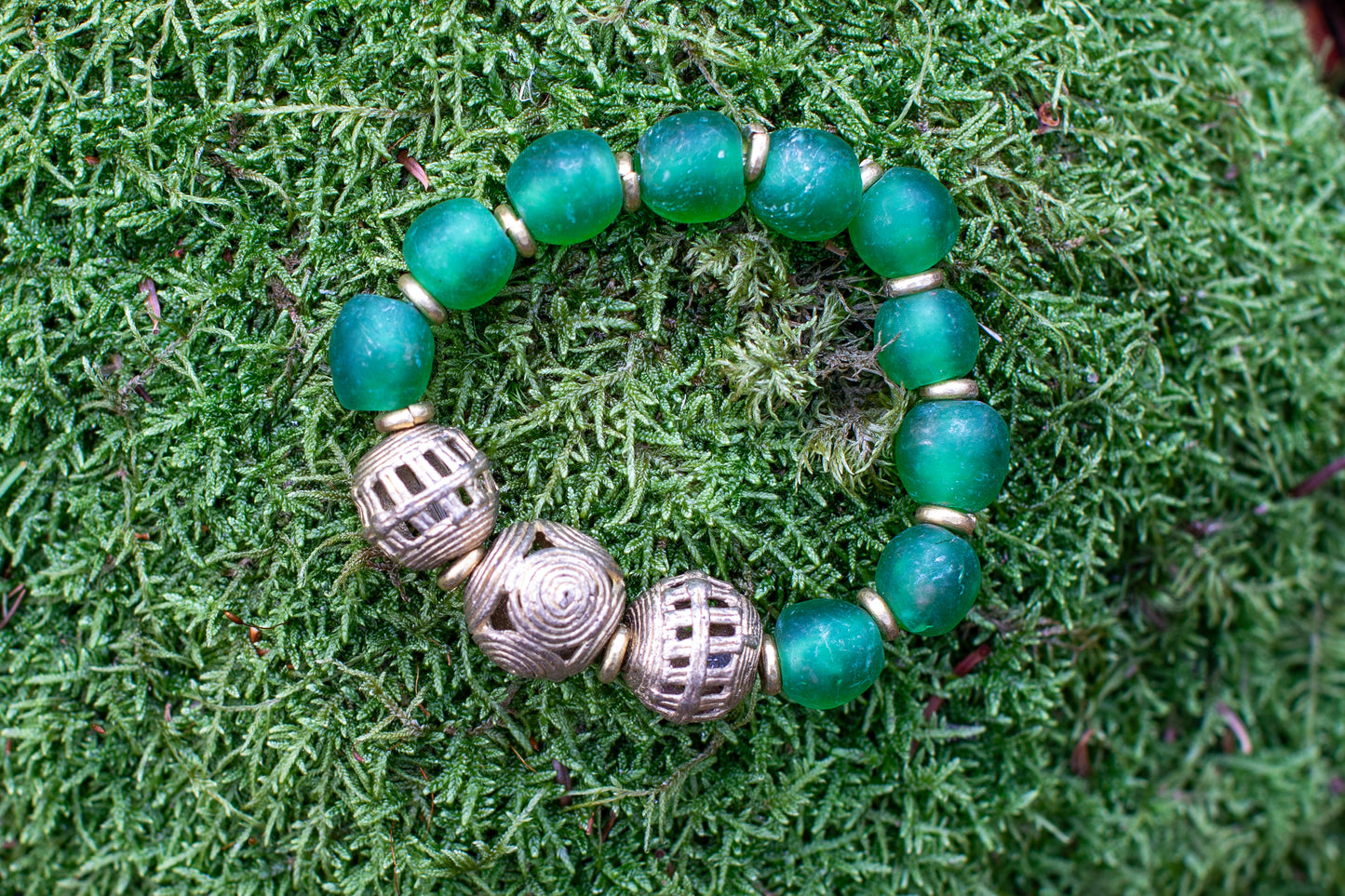 Armband GAZI glaspärlor mässingskulor grön återbruk