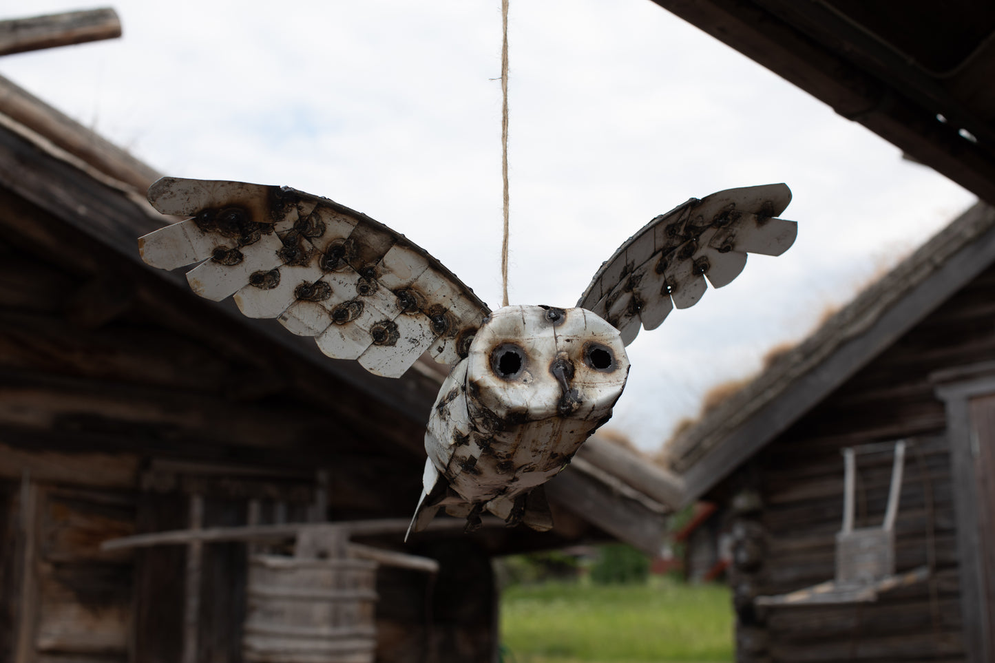 Flygande vit UGGLA 69 cm återbruk