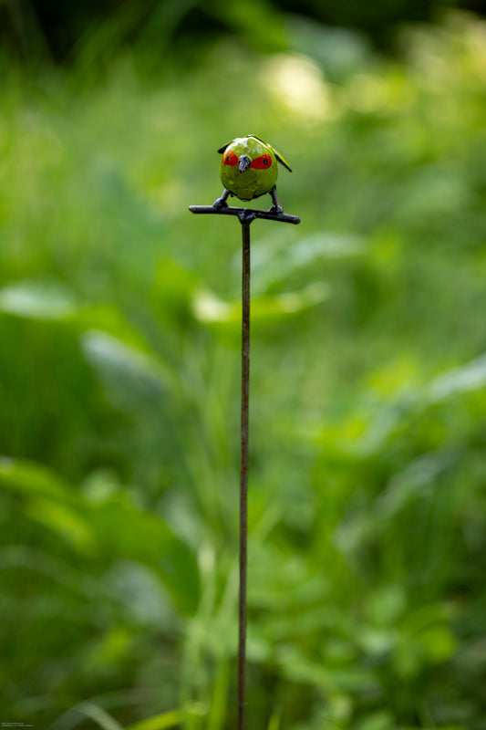 Grönsvart FÅGEL på pinne återbruk