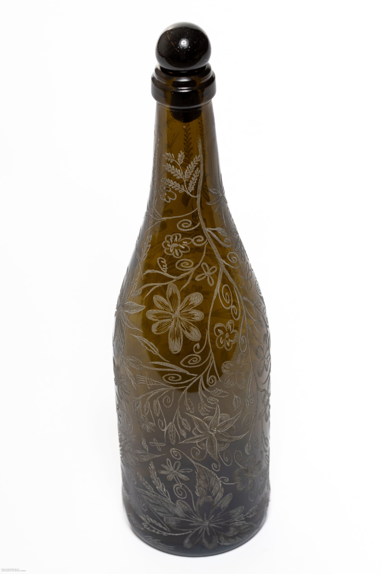 Handgraverad FLASKA 29 cm blommor brun