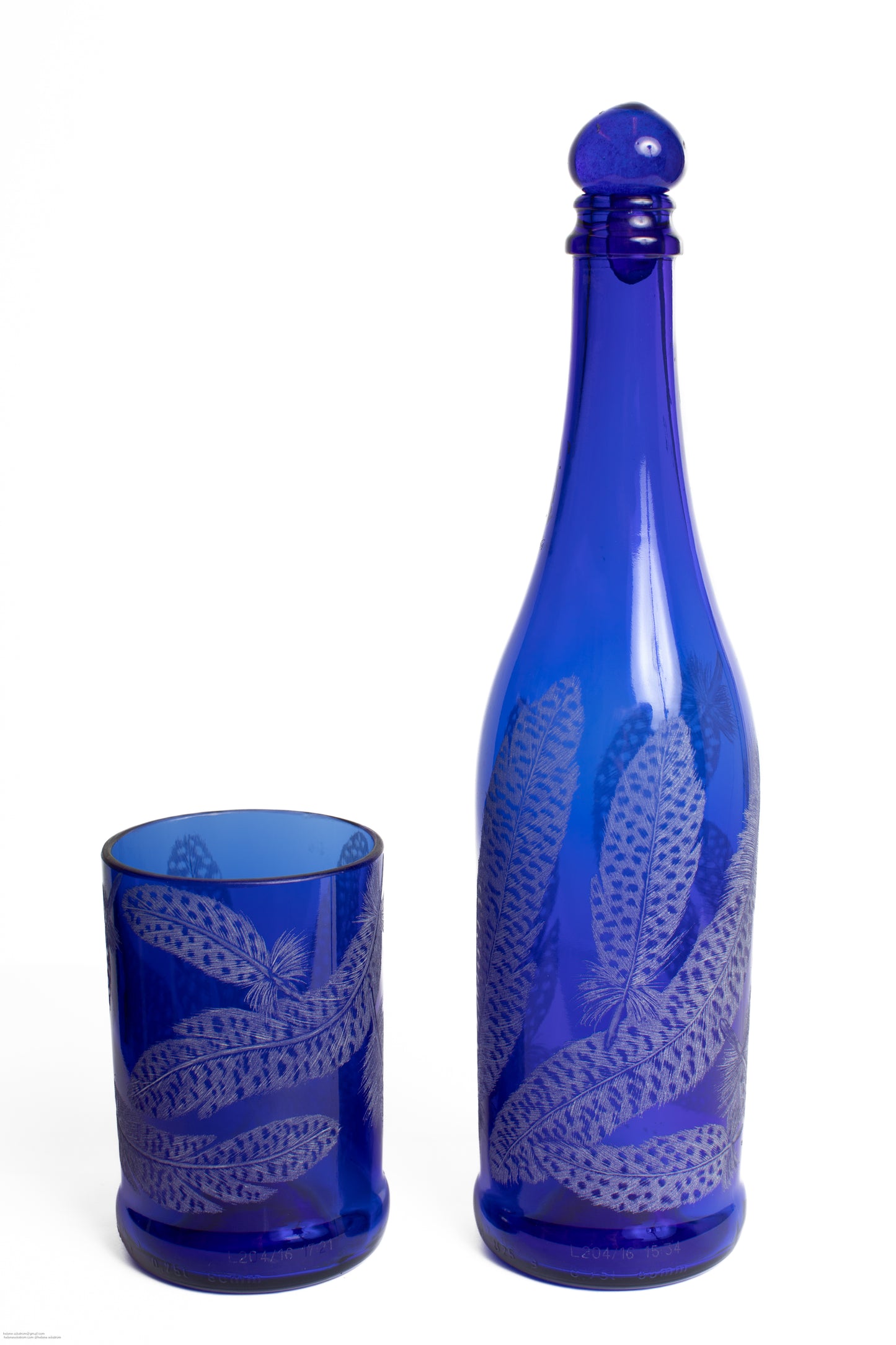 Handgraverad flaska 31 cm fjädrar blå
