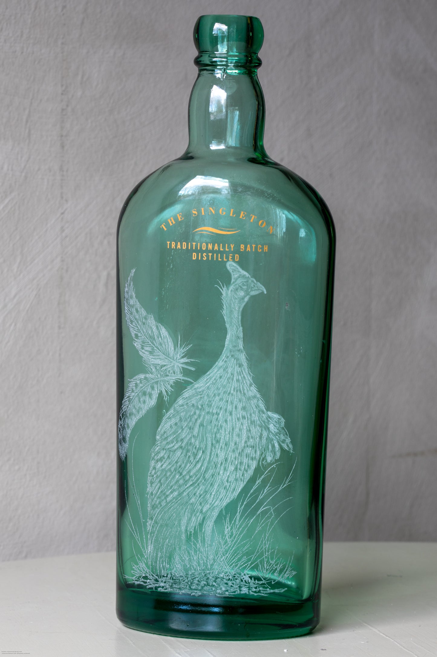 Handgraverad flaska 31 cm pärlhöna