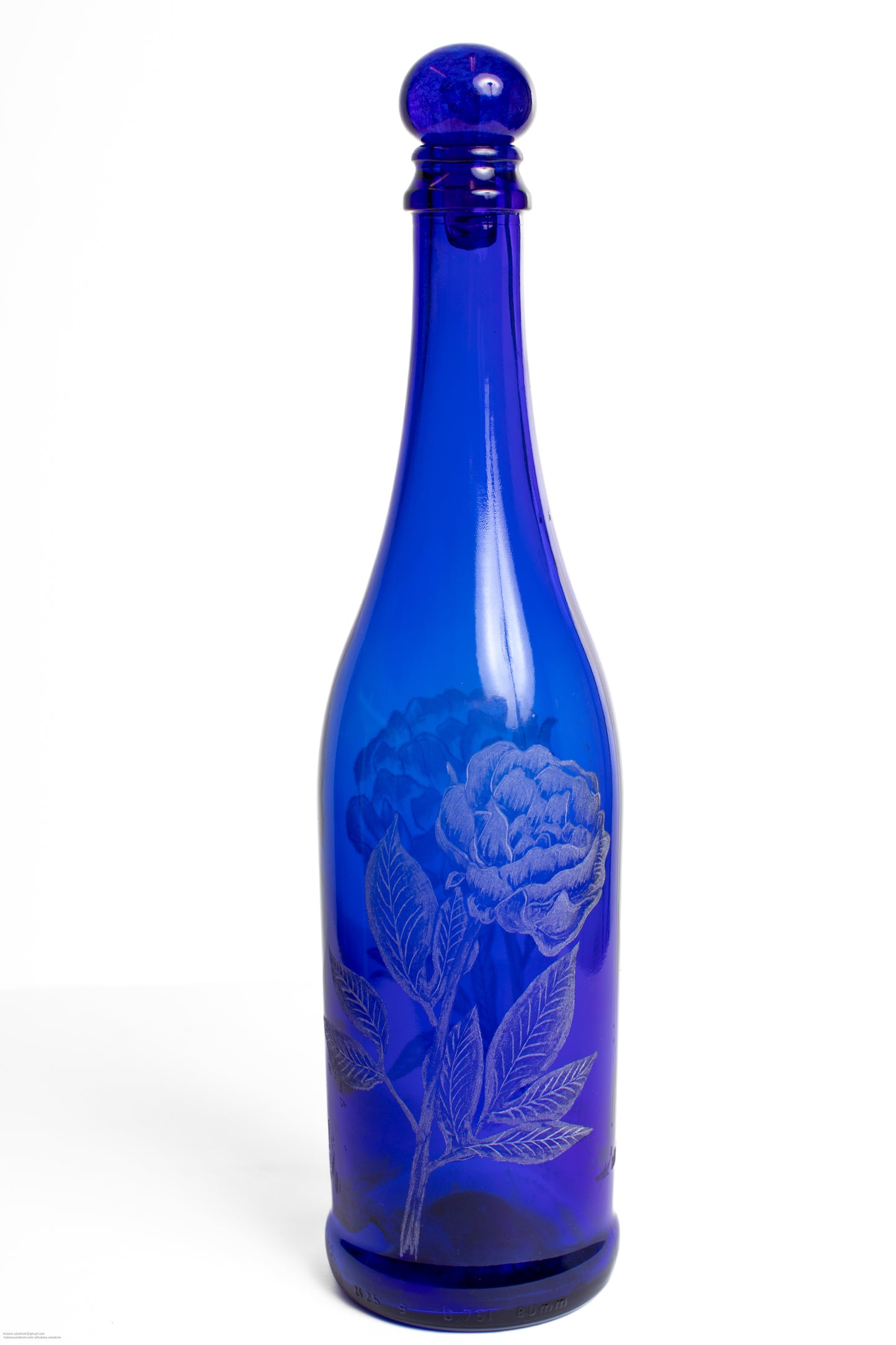 Handgraverad flaska 31 cm ros blå