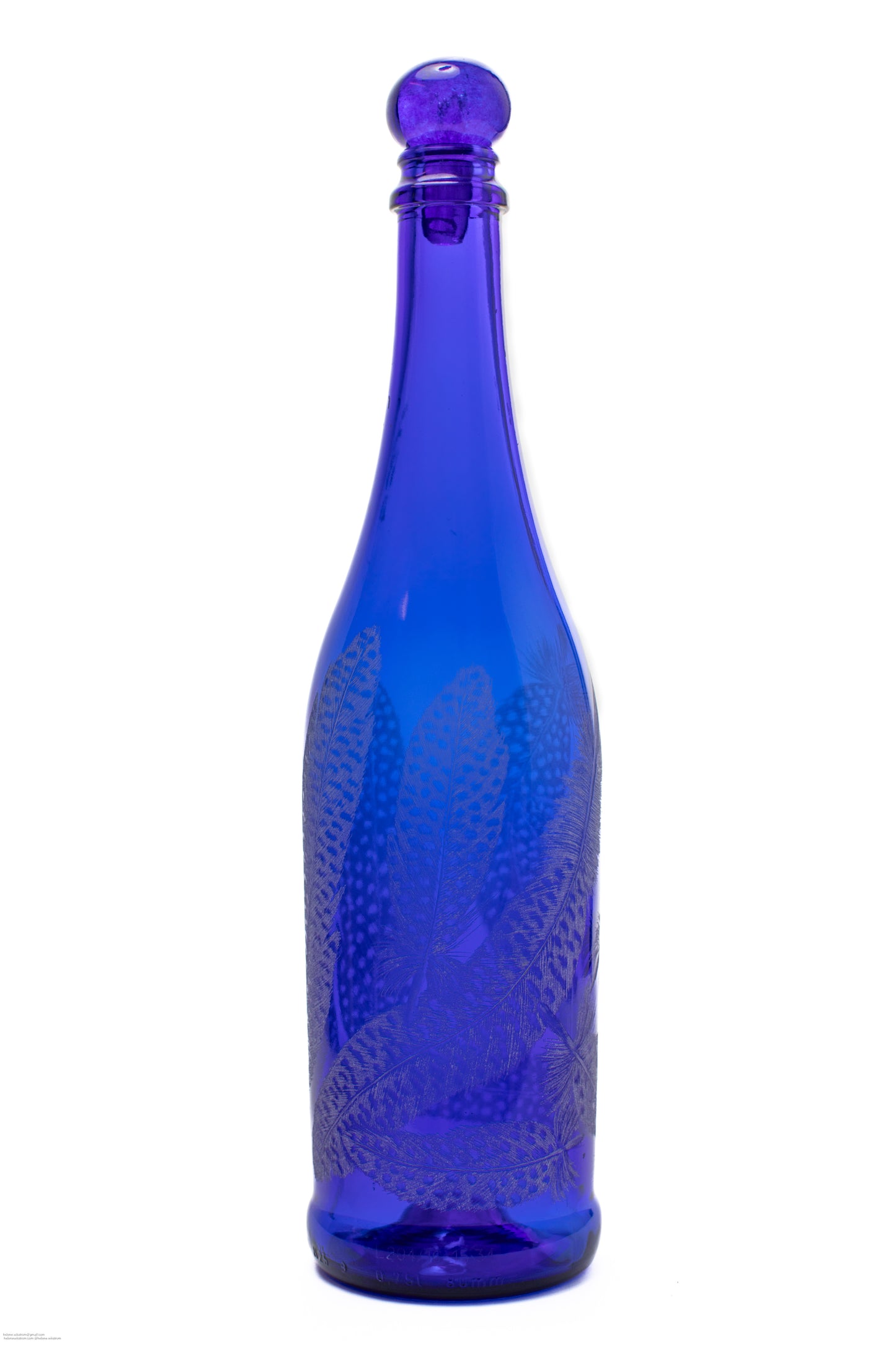 Handgraverad flaska 31 cm fjädrar blå
