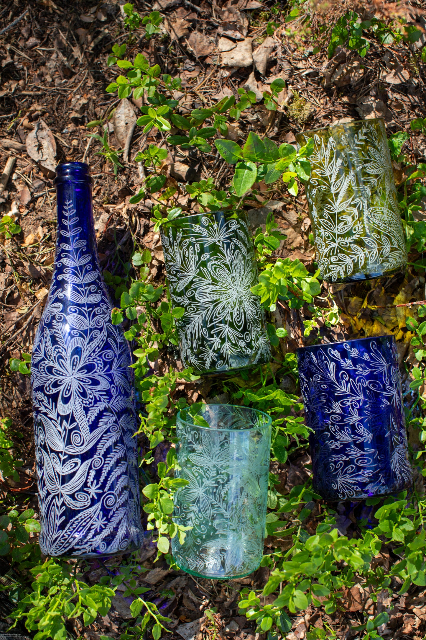 Handgraverad flaska 31 cm floral blå