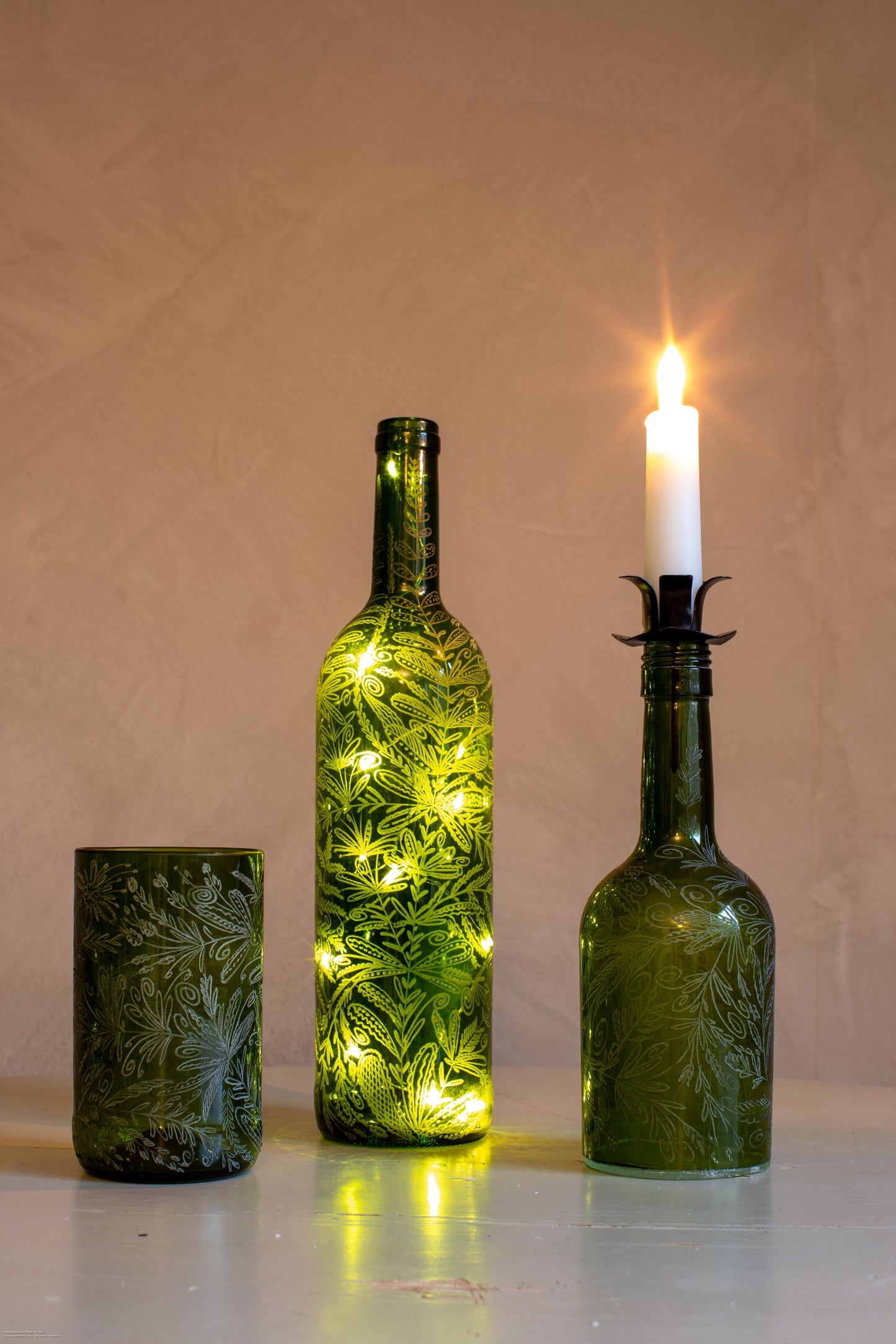 Handgraverad flaska floral grön