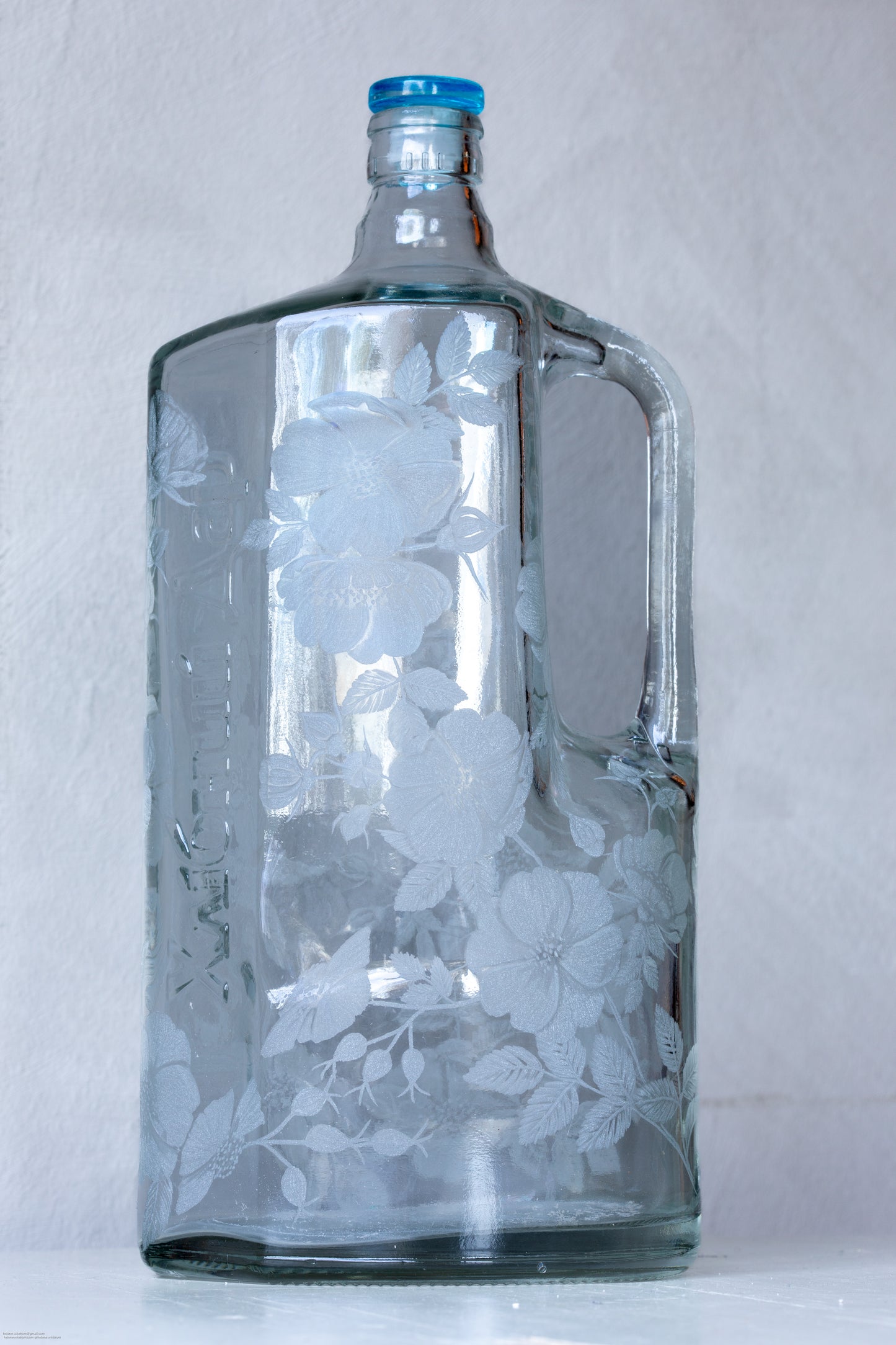 Handgraverad flaska handtag vildrosor