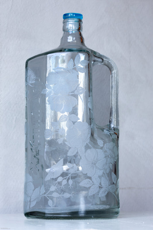 Handgraverad flaska handtag vildrosor