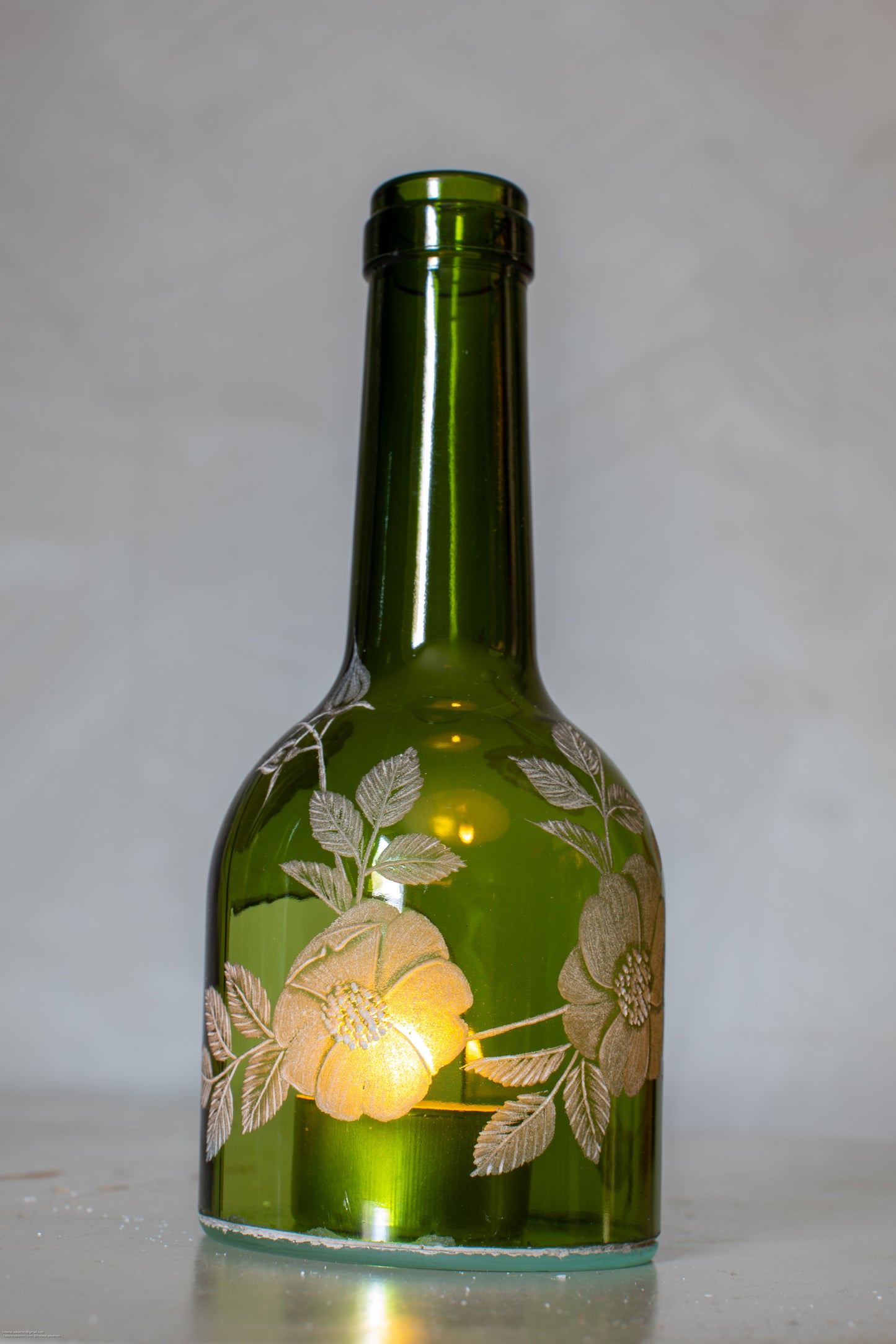 Handgraverad värmeljuslykta 18 cm blommor grön