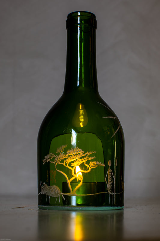 Handgraverad värmeljuslykta 20 cm rock art skogsgrön