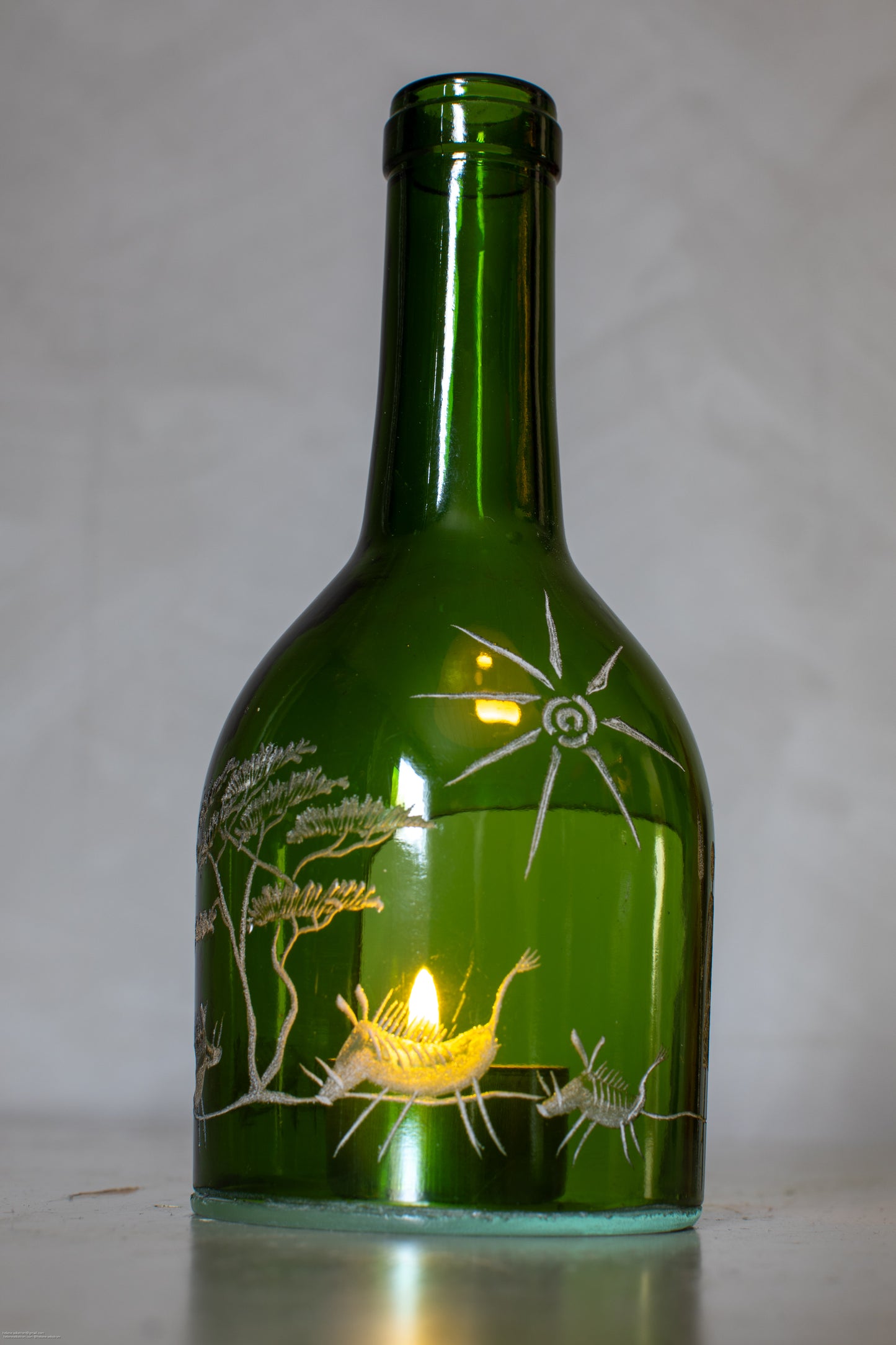 Handgraverad värmeljuslykta 20 cm rock art skogsgrön