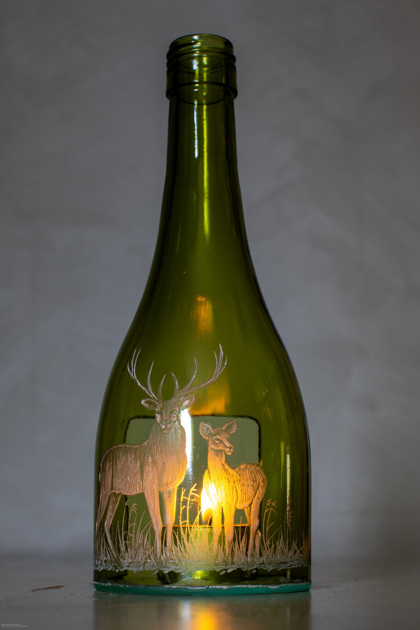 Handgraverad värmeljuslykta 21 cm hjort grön