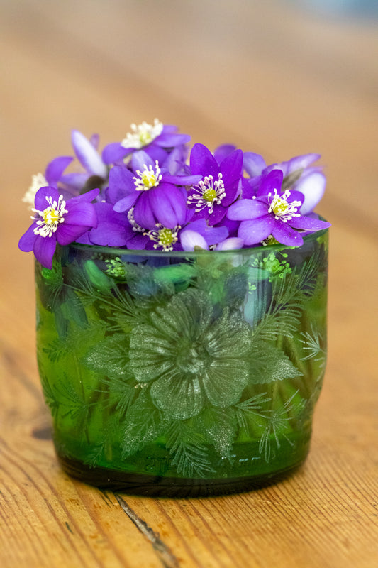 Handgraverad värmeljuslykta 5 cm blommor grön