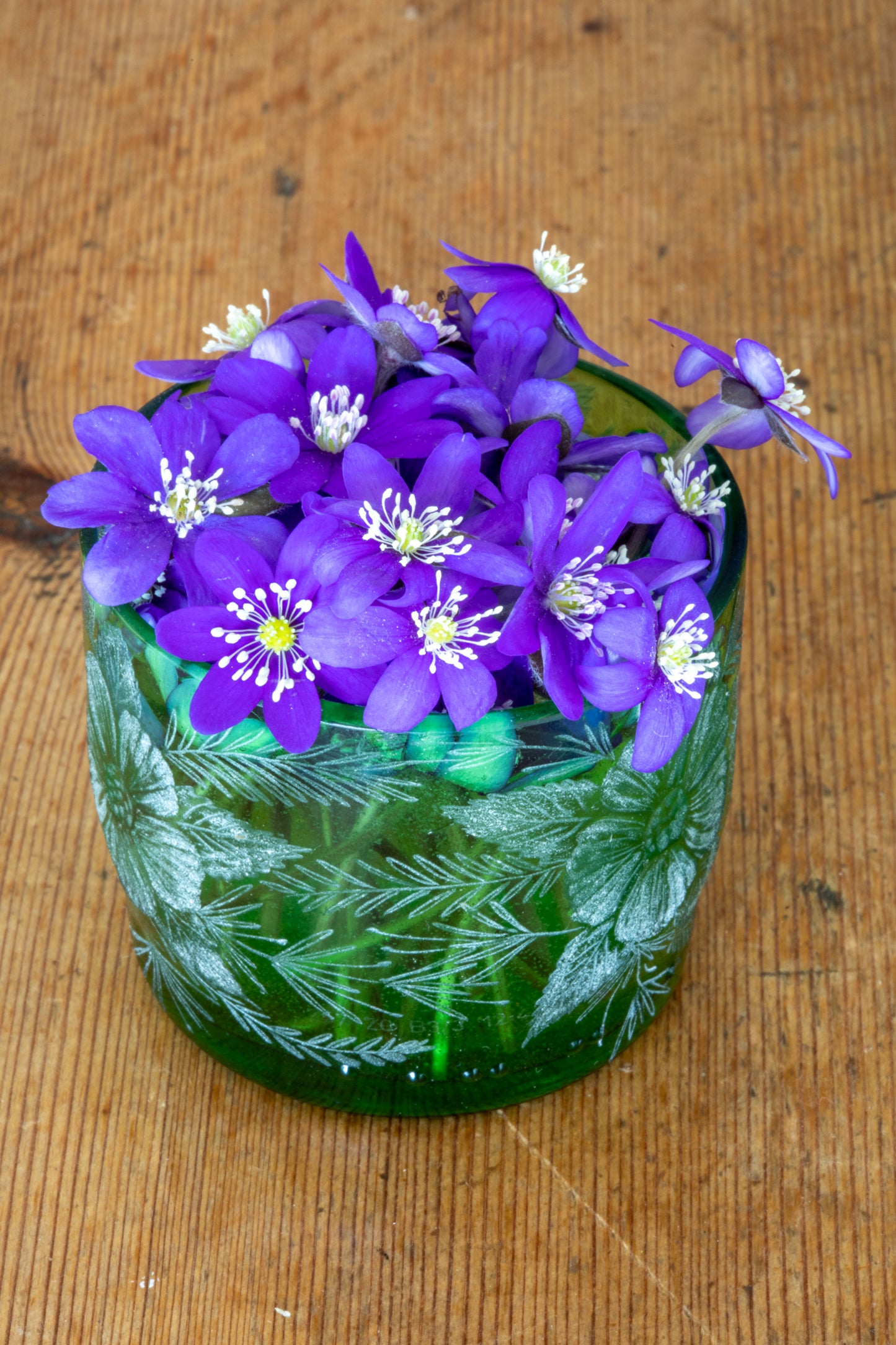 Handgraverad värmeljuslykta 5 cm blommor grön