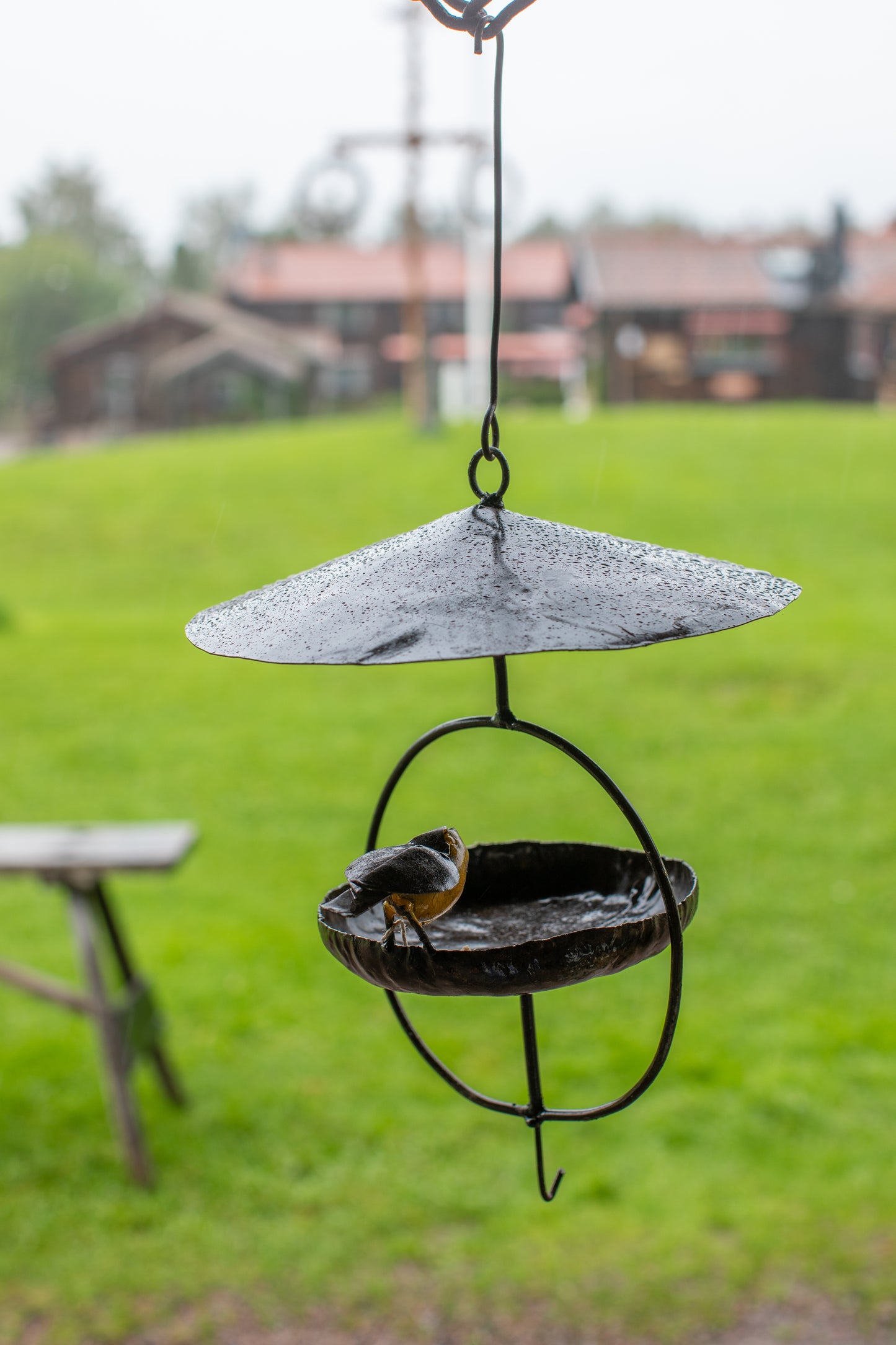 Hängande fågelbad med tak GUL FÅGEL återbruk