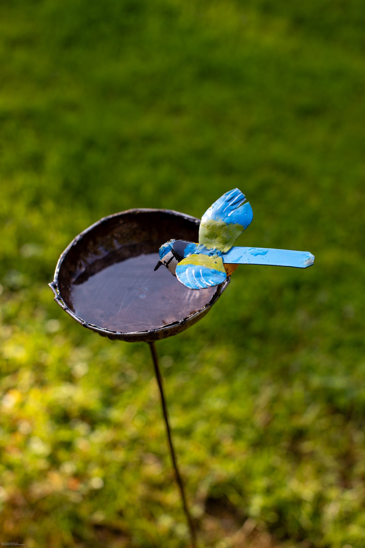 Litet runt fågelbad pinne blåmes 14 cm återbruk