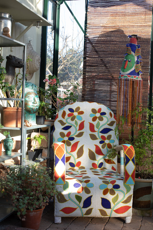 Pärlad Yorubafåtölj i glaspärlor från Nigeria – handgjort hantverk i ljus inredningsmiljö