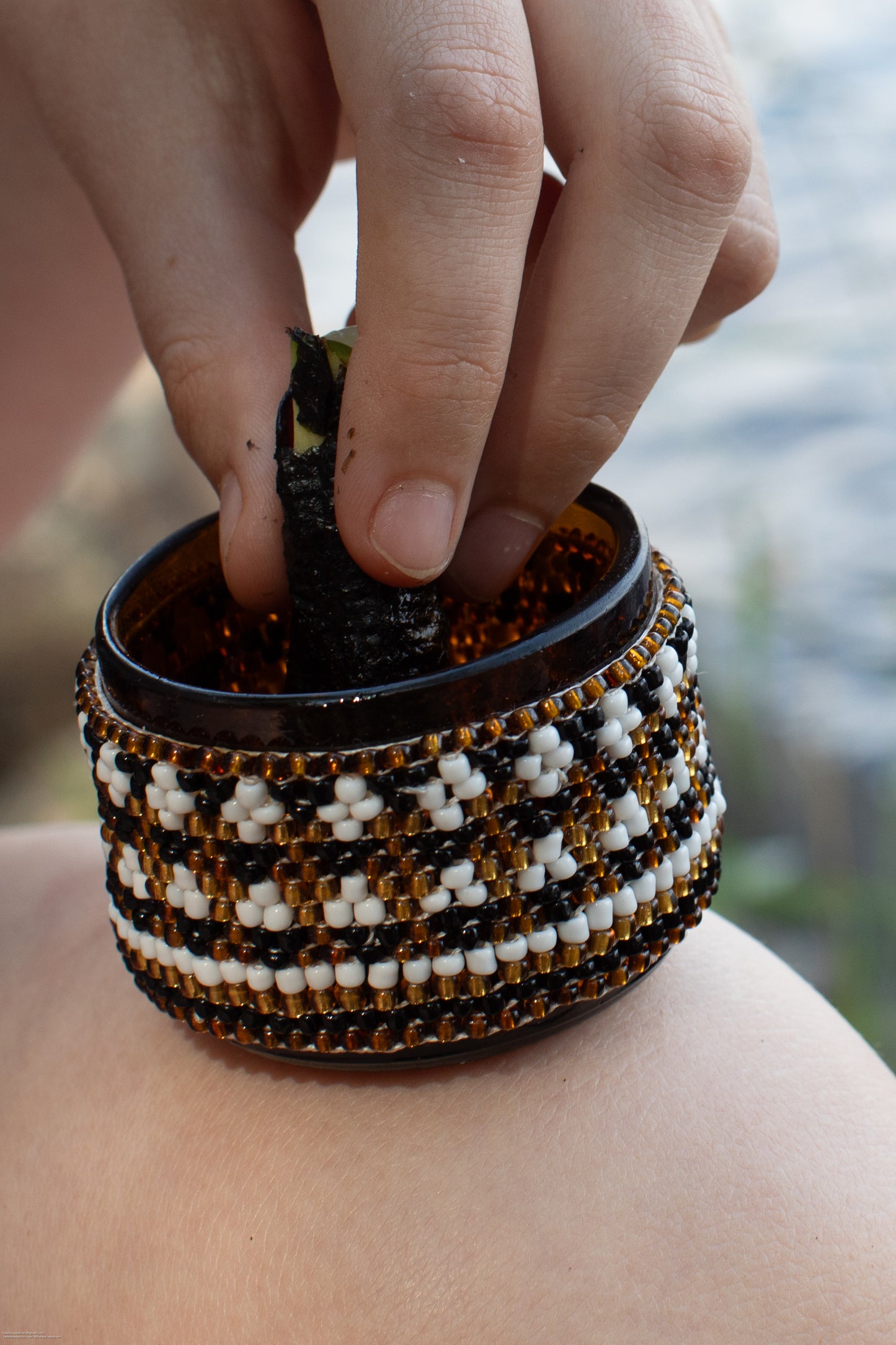 Pärlbroderad värmeljuslykta 5 cm brun återbruk