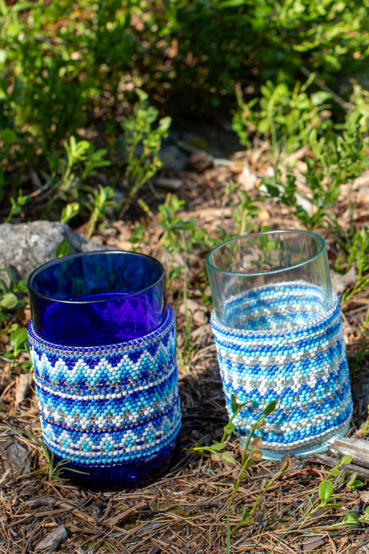 Pärlbroderat glas vas 12 cm ljusblå