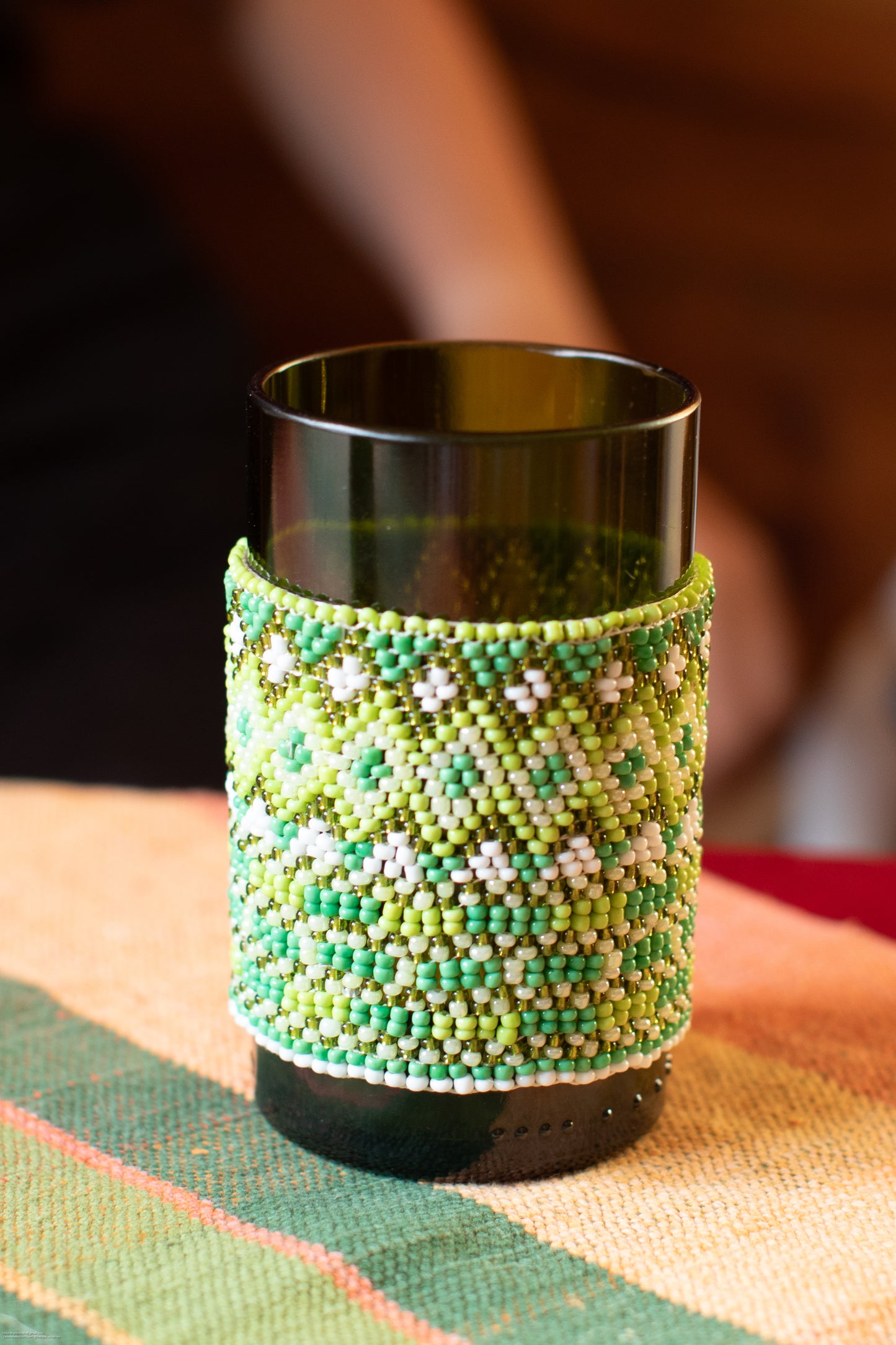 Pärlbroderat glas vas 12 cm mossgrön