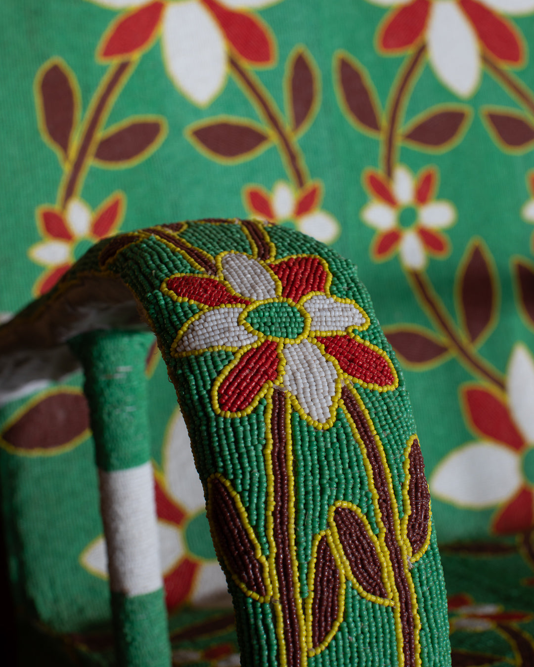 Närbild av pärlbroderi på Yorubafåtölj, traditionellt hantverk från Nigeria