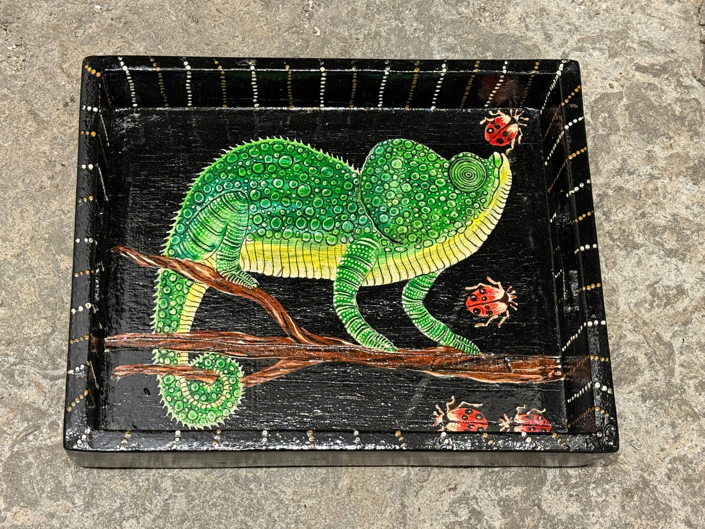 Handmålad bricka kamiljont nyckelpiga