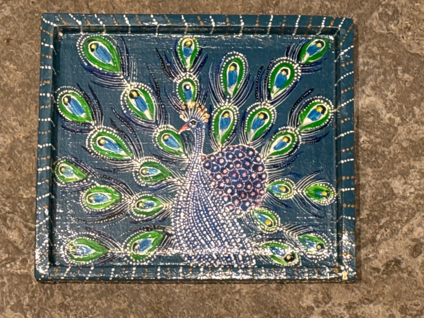 Handmålad bricka påfågel