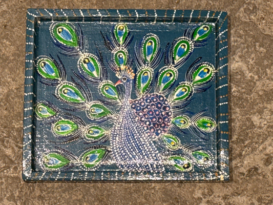 Handmålad bricka påfågel