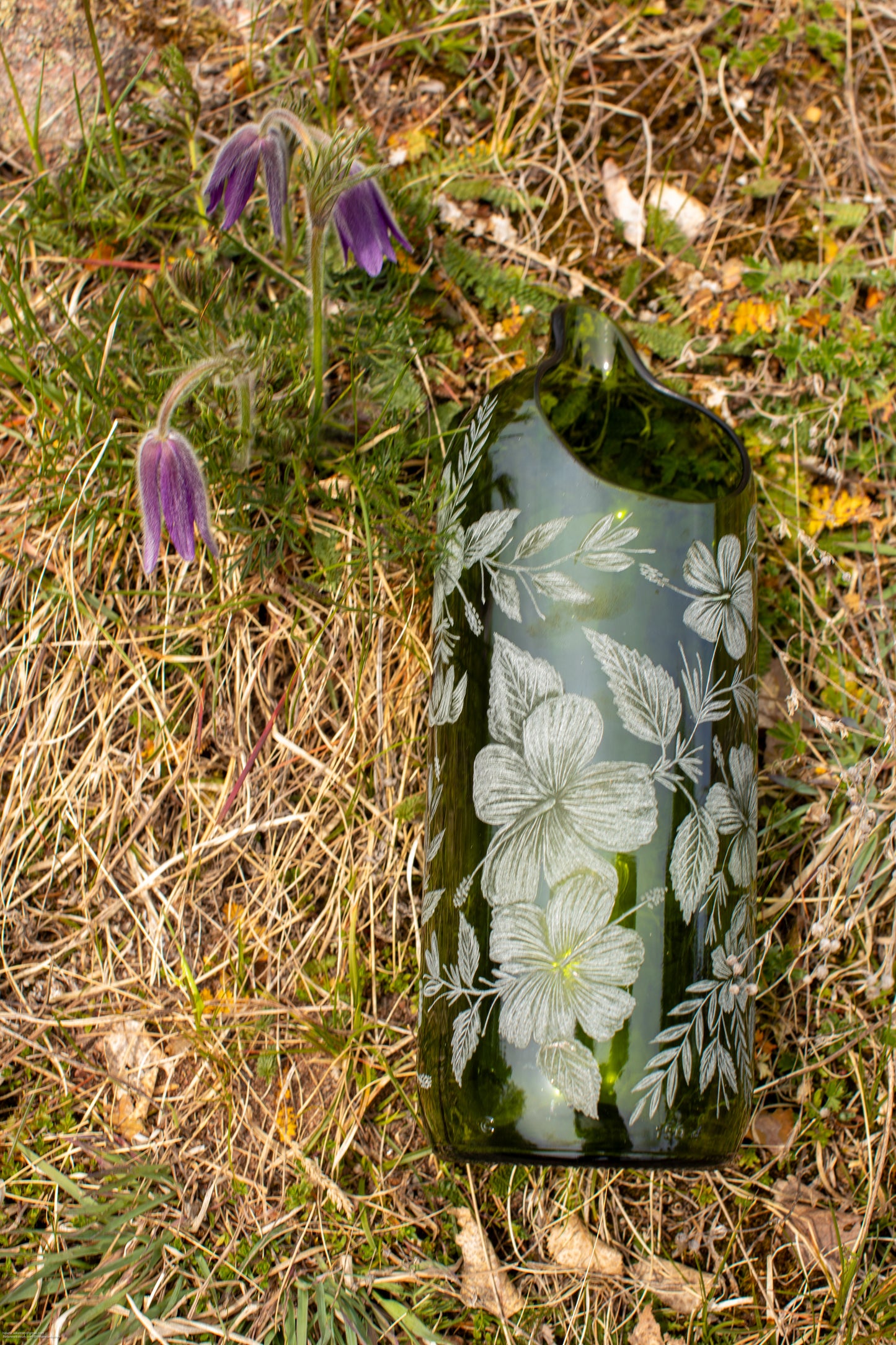 Handgraverad karaff blommor kungsfiskare skogsgrön