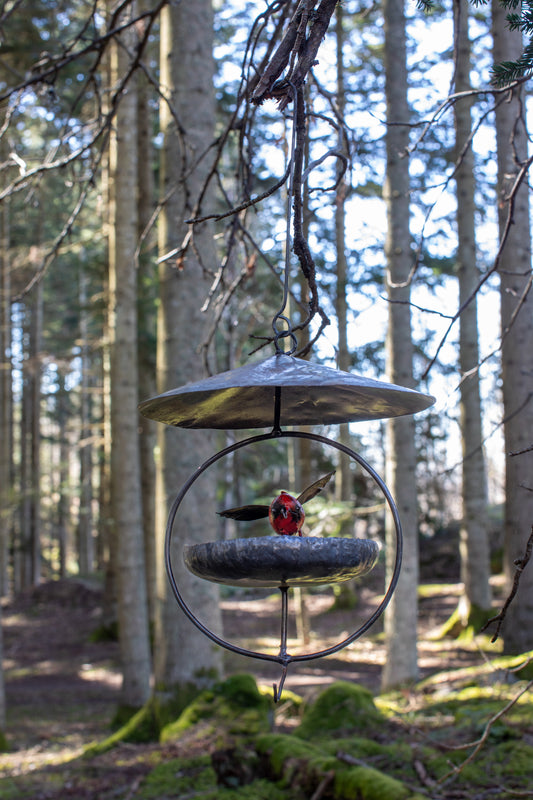 Hängande fågelbad/bord med tak RÖD FÅGEL återbruk