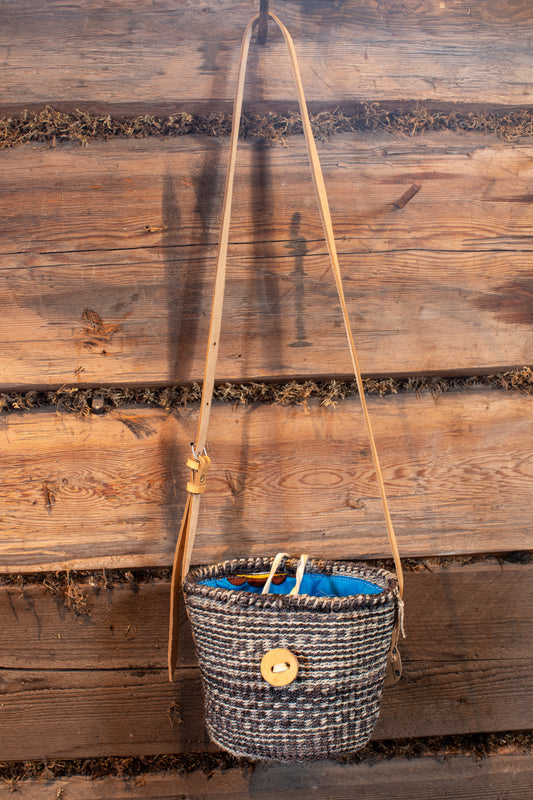 Väska 15 cm svartgrå SISAL läder kanga