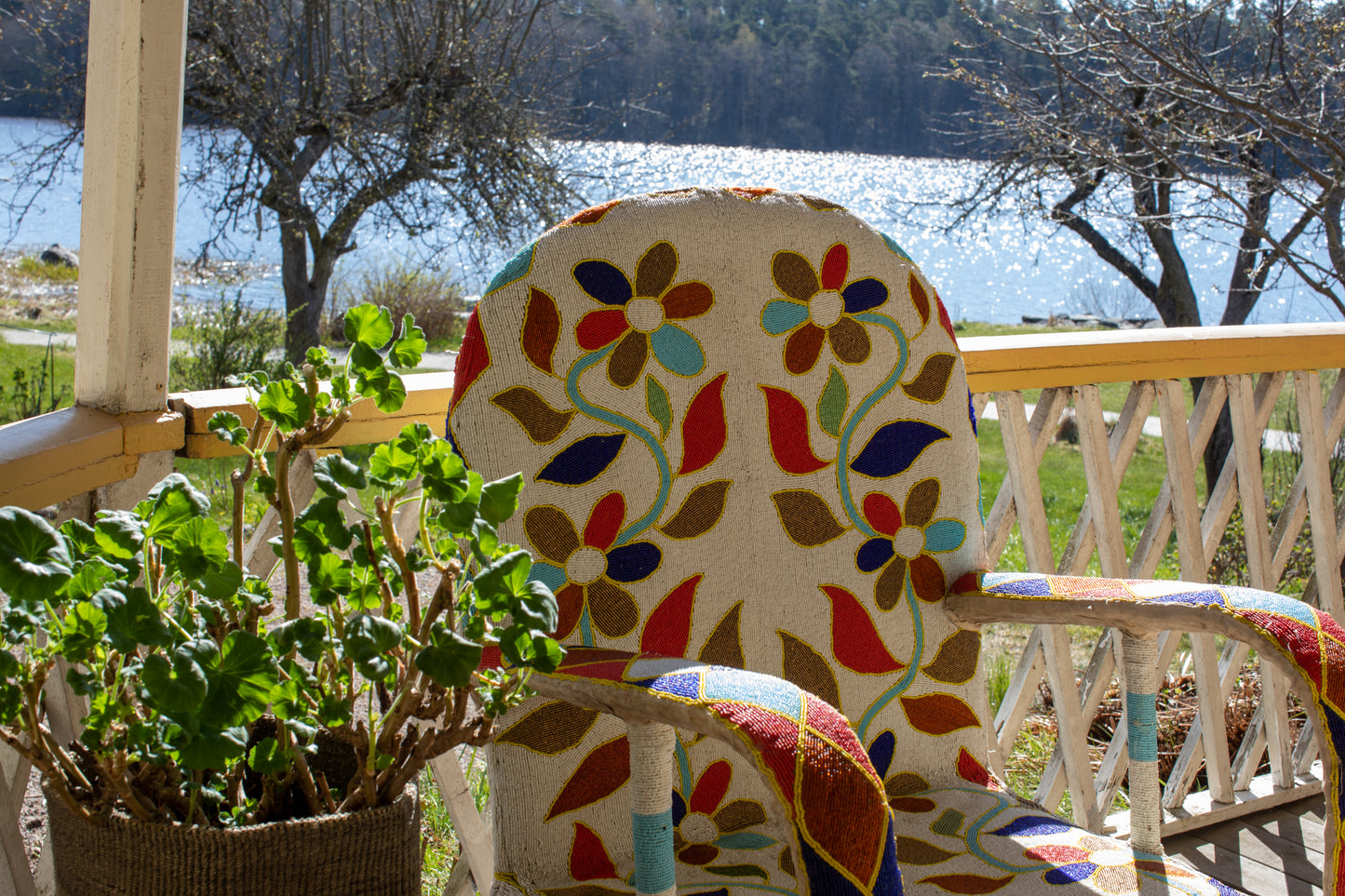 Handpärlad Yorubastol på altan