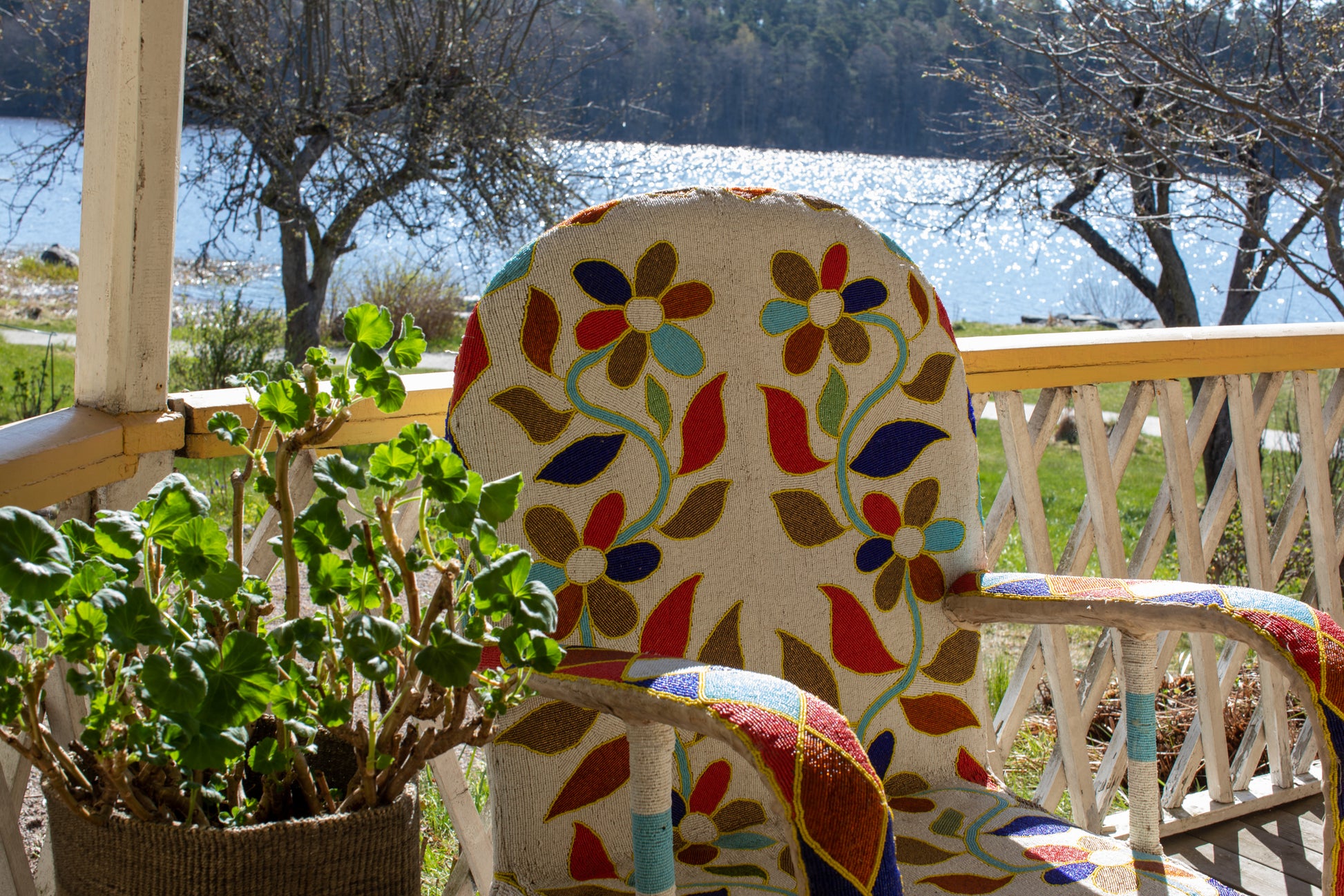 Handpärlad Yorubastol på altan