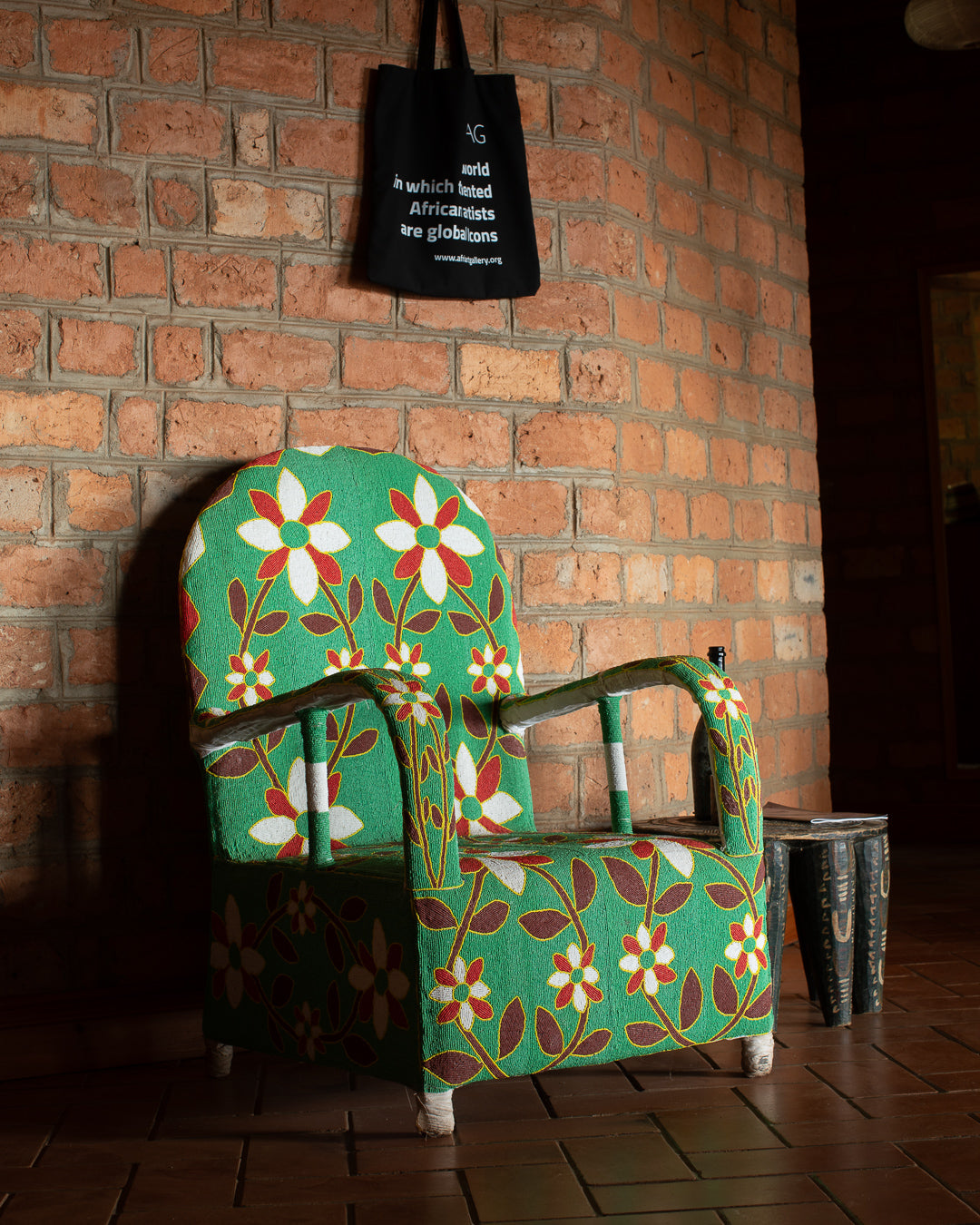 Pärlad Yorubafåtölj, handgjord i Nigeria – del av Pamoja’s kollektion av afrikanskt hantverk.